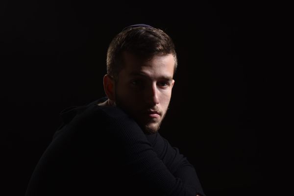 ילד הפלא שגדל להיות זמר שר על המצב: למה מלחמה?