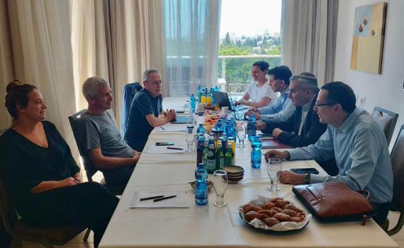 בצד הלחצים; החלה פגישת המו"מ בין נציגי לפיד וסער