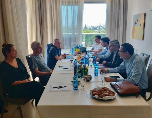 בצד הלחצים; החלה פגישת המו"מ בין נציגי לפיד וסער