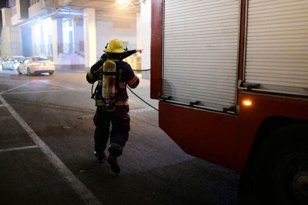 שריפה בקיסריה: שני צעירים נפצעו באורח בינוני