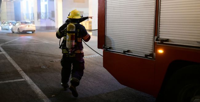 שריפה בקיסריה: שני צעירים נפצעו באורח בינוני