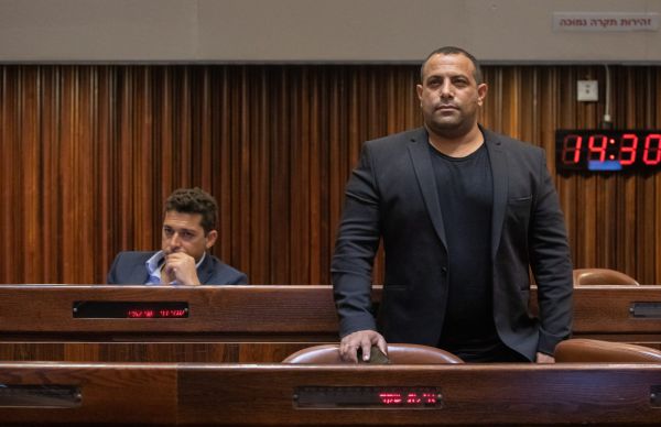 אביר קארה נגד שיקלי: "פגע בכל אזרח ישראלי"