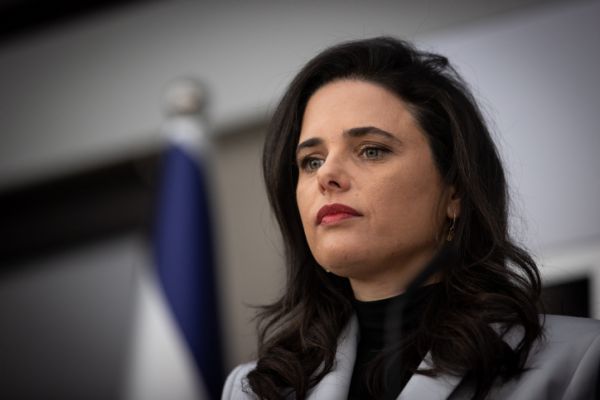 שקד מגבה את בנט: "לא אתן יד להשמצות פרועות"