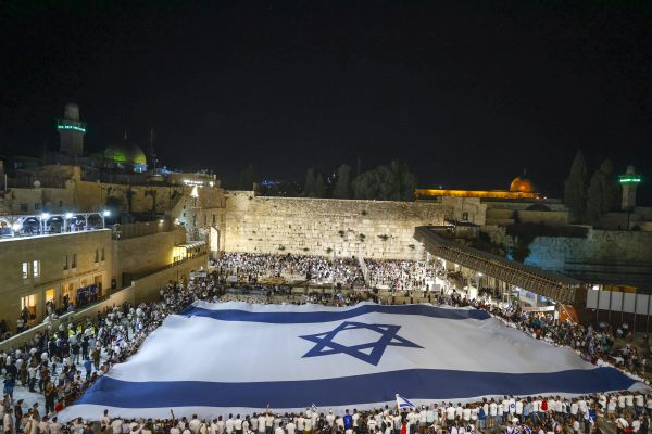 מרגש: דגל ענק ברחבת הכותל לכבוד יום ירושלים