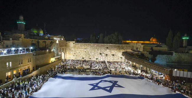 מרגש: דגל ענק ברחבת הכותל לכבוד יום ירושלים