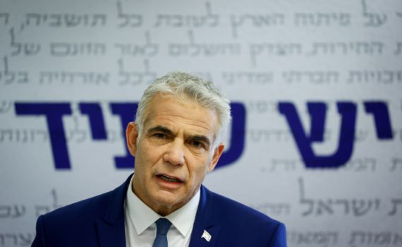 לפיד תוקף: "החוק הפולני – חרפה לניצולי השואה"