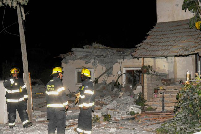 בית ביהוד שספג פגיעה ישירה מרקטה ששוגרה מעזה (צילום: פלאש 90)