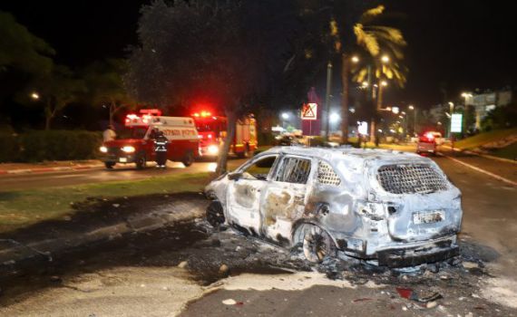 צפו: רגמו נהגים, שרפו רכבים וניסו לבצע לינץ'