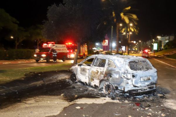 צפו: רגמו נהגים, שרפו רכבים וניסו לבצע לינץ'
