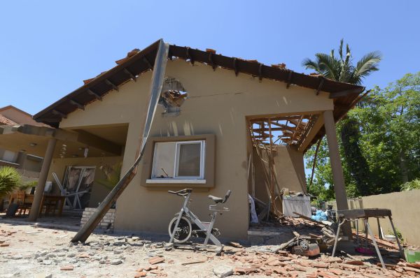 רקטה פגעה בבית בשדרות, 2 פצועים במקום