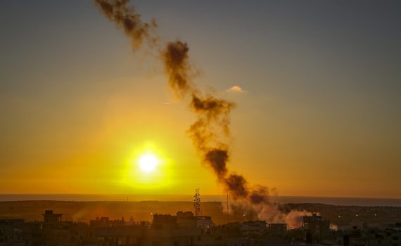 מטח כבד לעוטף עזה: פצוע מנפילת רקטה במעבר ארז