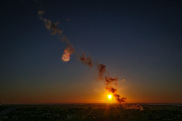 צה"ל תקף בתי בכירים, חמאס מאיים לירות על ת"א