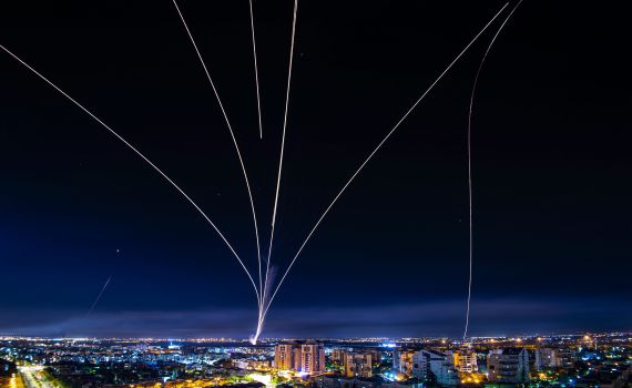 מטח טילים לשדרות: רסיסי רקטה נפלו בחצר בית