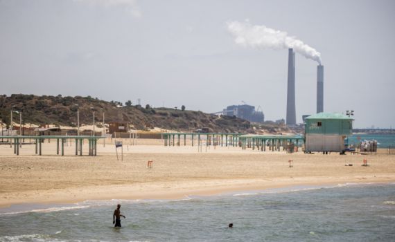 פעולות החייאה לגבר שטבע בחוף באשקלון, מצבו קשה