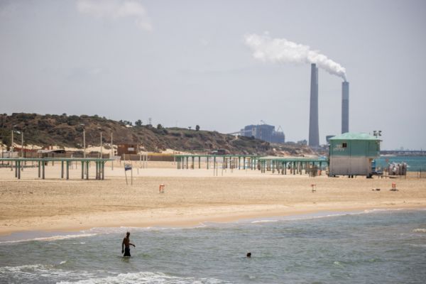פעולות החייאה לגבר שטבע בחוף באשקלון, מצבו קשה