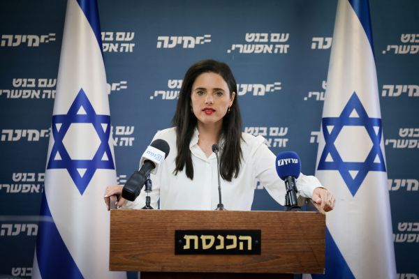 השרה שקד לראשי העיריות: פתחו חופים נפרדים נוספים