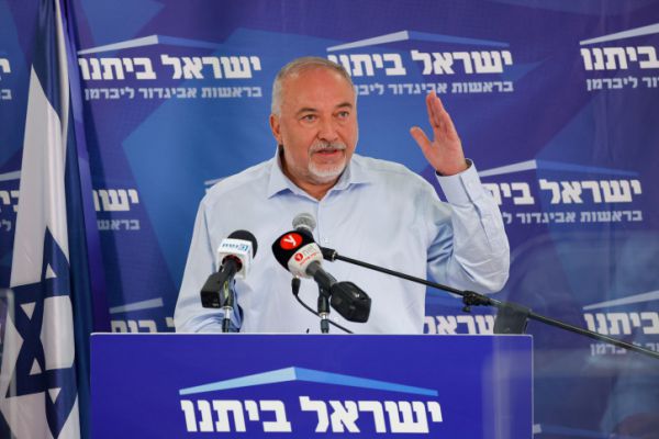 ליברמן נגד גנץ: "מלחמת קודש על תיק החקלאות"