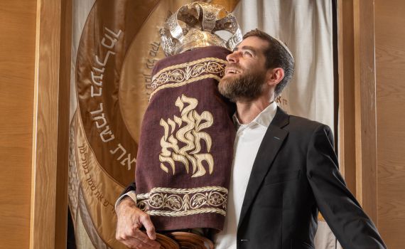 לקראת החג: הזדמנות לזכות בספר תורה משלכם