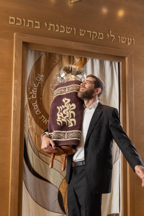 לקראת החג: הזדמנות לזכות בספר תורה משלכם