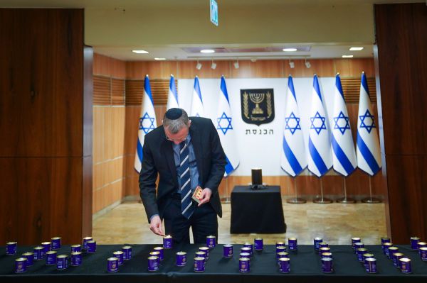 הכנסת באבל: לוין הדליק נר; הדגלים בחצי התורן