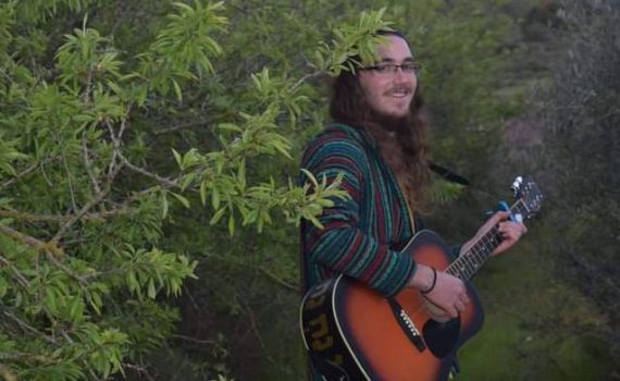 "אף אחד לי לא עזר": הנער מעמונה בשיר על הפינוי