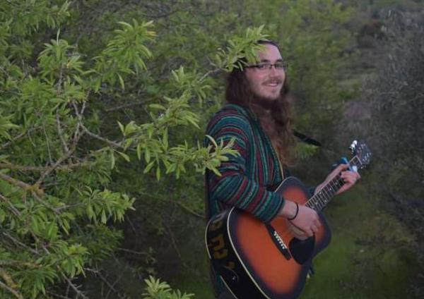 "אף אחד לי לא עזר": הנער מעמונה בשיר על הפינוי