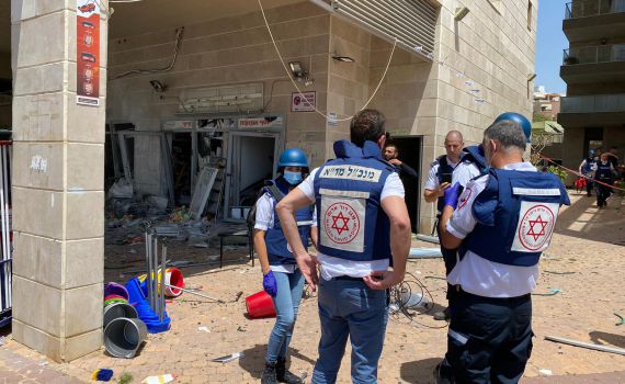 הרוגה ו-3 פצועים מפגיעה ישירה בבניין באשקלון