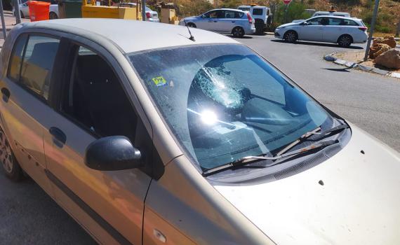 פיגוע אבנים ליד אריאל: 2 פצועים במקום, נזק לרכב