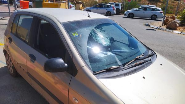 פיגוע אבנים ליד אריאל: 2 פצועים במקום, נזק לרכב