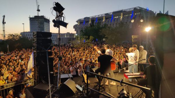 מרגש: עידן עמדי ויובל דיין עם משפחת גולדין | צפו