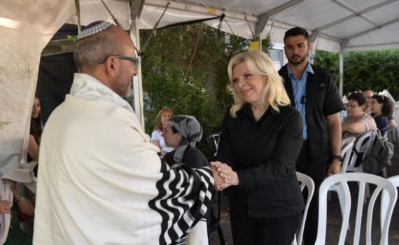 שרה נתניהו ביקרה את משפחות יהושע ואביגל