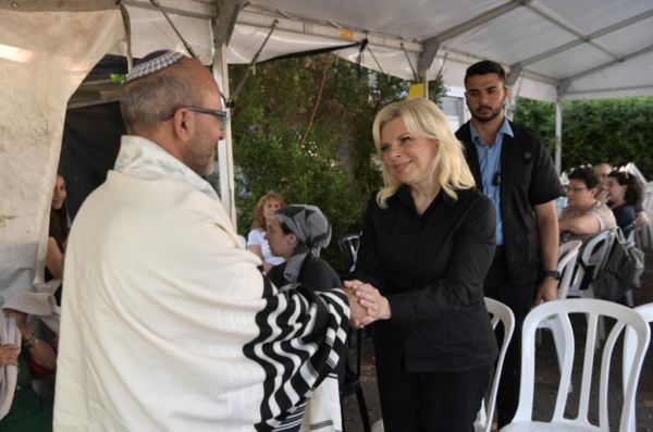 שרה נתניהו ביקרה את משפחות יהושע ואביגל