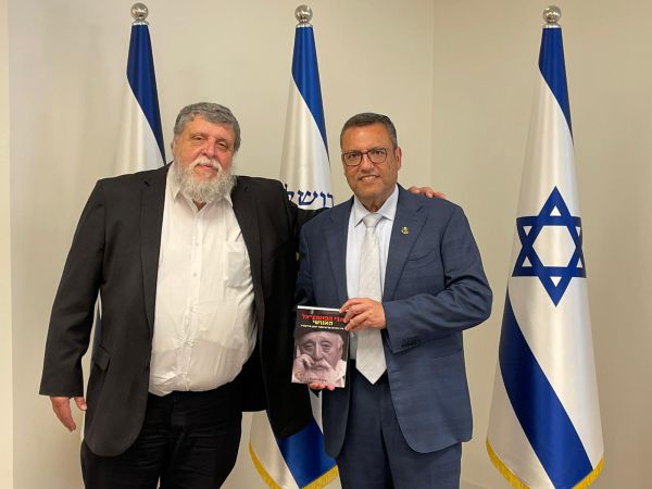 הרב רפי פוירשטיין העניק למשה ליאון את ספרו החדש