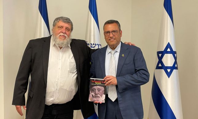  הרב רפי פוירשטיין העניק למשה ליאון את ספרו החדש