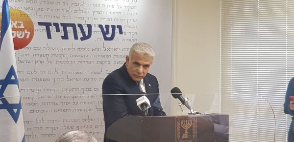 לפיד: "אמרתי לאשתי לא לבטל את חופשת הקיץ"