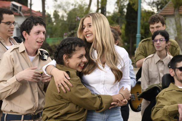 מיוחד: עדן בן זקן בשיתוף פעולה עם להקה חדשה