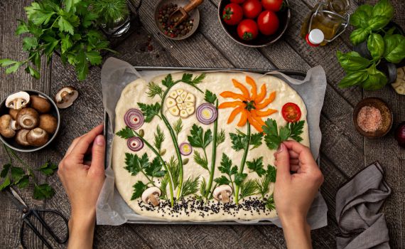 הלהיט לשבועות: כך תכינו בקלות פוקצ'ה צבעונית