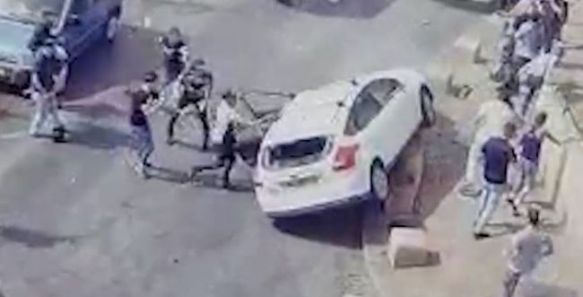 צפו: לינץ' בירושלים; רכב נרגם ומתנגש במדרכה