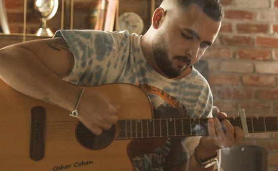 "זוגות כאלה"|  אושר כהן בסינגל חדש וממכר