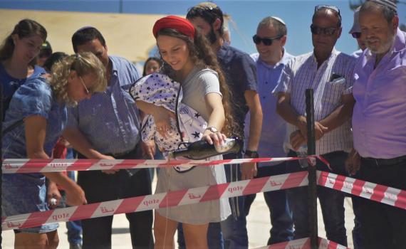 מרגש: המרכז המסחרי בהר חברון לזכר הרב שנרצח