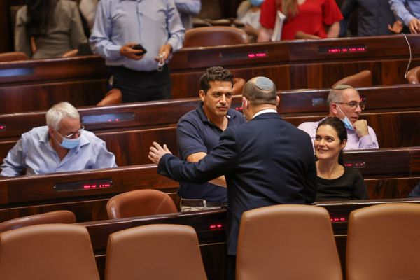 בנט: "ביבי, טיבי ושיקלי בחרו בפוליטיקה קטנה"