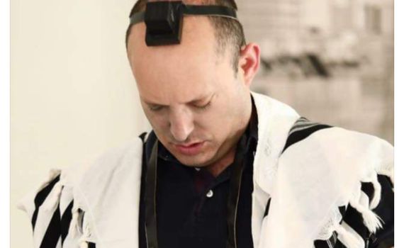 בטלית ותפילין: בנט בתפילה בבוקר של ההשבעה