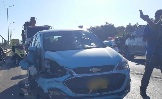 מחבלים יידו אבן לרכב ישראלי, בן 43 נפגע בפניו