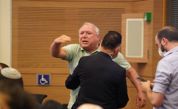 הרמה של הכנסת: "אתה צריך אישפוז, פח אשפה"