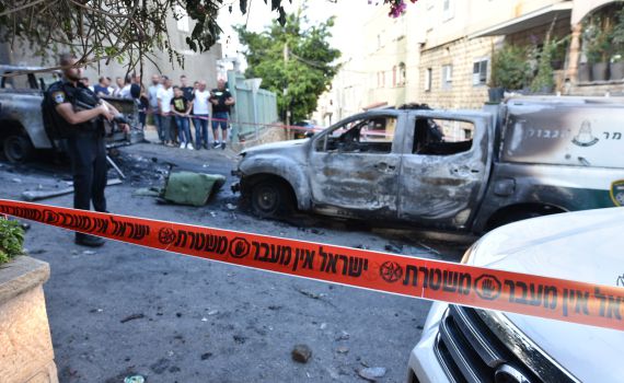 צפו: התפרעות אלימה בדיר אל אסד. מכות לשוטרים