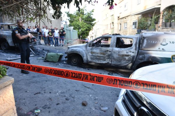 צפו: התפרעות אלימה בדיר אל אסד. מכות לשוטרים