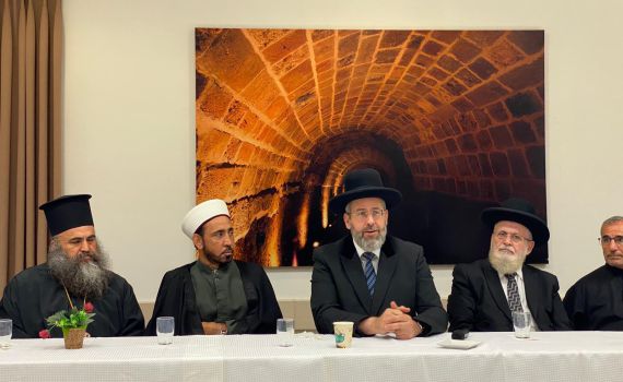 הרב לאו נזף בראשי הדתות בעכו: "נחצו קווים אדומים"