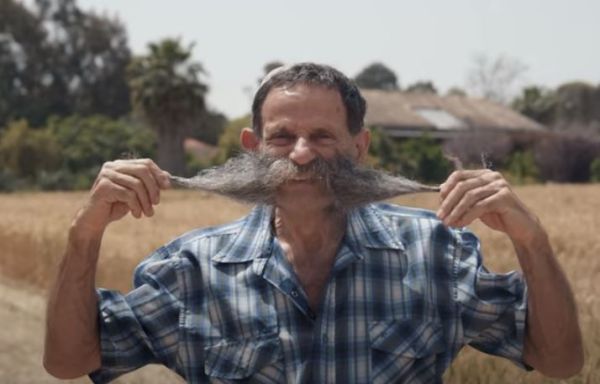 השפם הכי ארוך, האיש הכי גבוה והשיער הכי ארוך. צפו