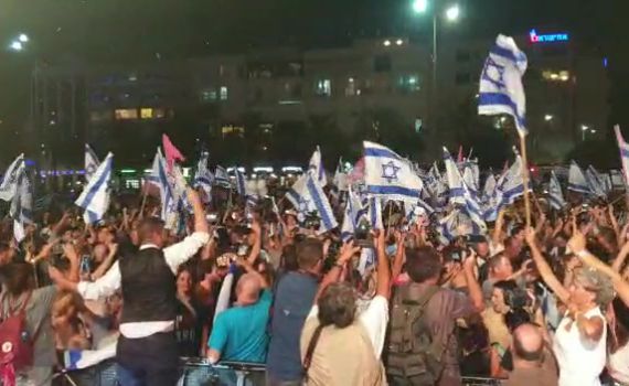 צפו: קריים מינסטר חוגגים את הדחת נתניהו בכיכר רבין