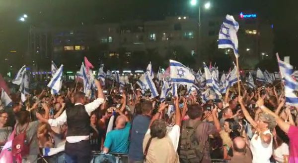 צפו: קריים מינסטר חוגגים את הדחת נתניהו בכיכר רבין